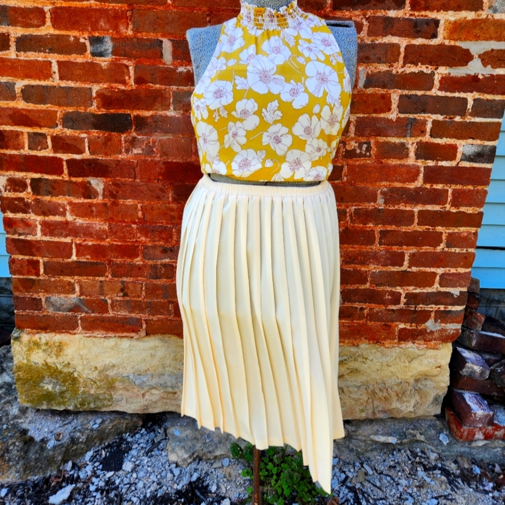 VINTAGE ANTIQUE WHITE PLEATED SKIRT SIZE VINTAGE 12  MODERN DAY 4/6